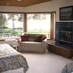 Floras Lake House By the Sea - North Room
