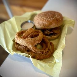 Belenty’s Love - Burger w/ onion rings