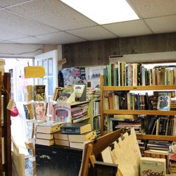 Simon's Winthrop Bookstore - View of the front door