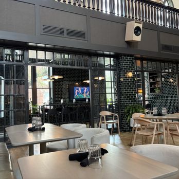 Mellotone Beer Project - Decor - Cocktail Bars Near Me - Cincinnati, Ohio