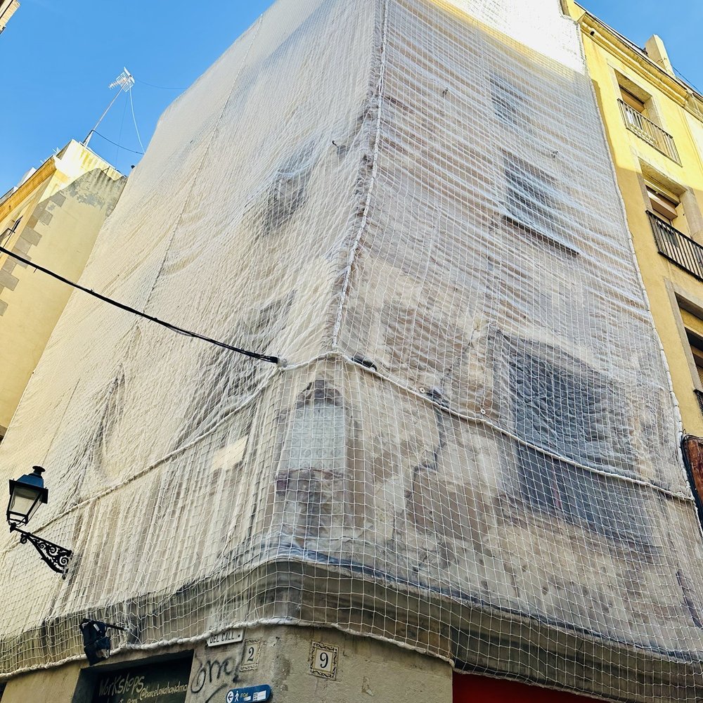 Barri Gòtic - Net over old wall - Local Flavor Near Me