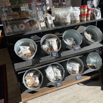 Diggidy Dog - Buckets o treats - Pet Stores Near Me - Carmel, California
