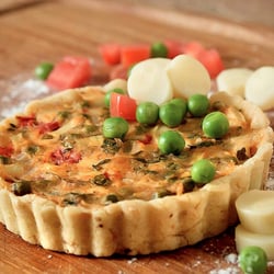 Lilóri - Quiche de palmito e ervilhas com salada de folhas