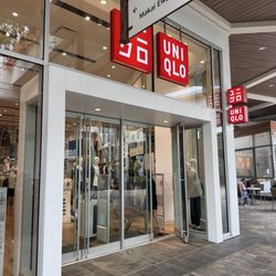 Uniqlo - Photo 5: Front of the store