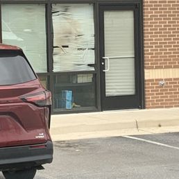 Dirty entrance to Centercare Urgent Care. Dirty entrance to Centercare Urgent Care.