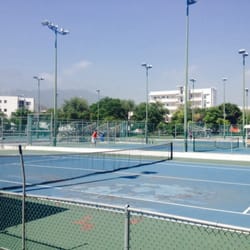 Centro Deportivo Tecnológico - Sí quieres echarte un partido de tenis o basket, acá es donde