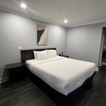 Monterey Surf Inn - Room with King Size Bed - Hotels Near Me - Monterey, California Monterey Surf Inn - Room with King Size Bed - Hotels Near Me - Monterey, California