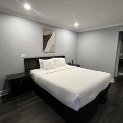 Monterey Surf Inn - Room with King Size Bed