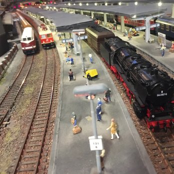 Modell Eisenbahn Club - Eine 044 mit einem Kohlezug fährt schnaufend durch den Bahnhof ... - Social Clubs Near Me - Bielefeld, NW