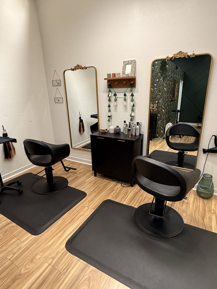 Sunday's Lashes & Beauty Studio Logo