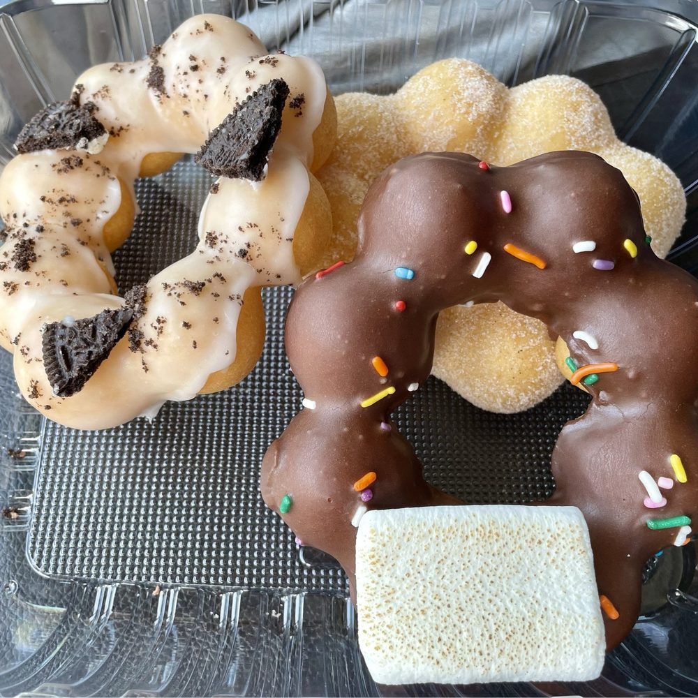 Oreo, churro cinnamon & chocolate s'mores mochi donuts Oreo, churro cinnamon & chocolate s'mores mochi donuts