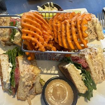 Drifters Kitchen and Bar - Cocktail Bars Near Me - Ridge, New York