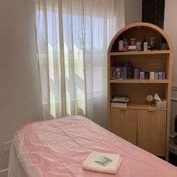 Sugared & Browed - Treatment table and window