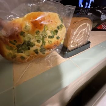 Kee Wah Bakery - Onion bread and coffee cake - Bakeries Near Me - Arcadia, California