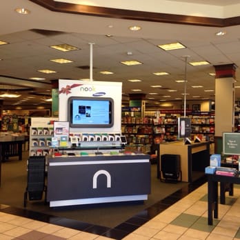 Barnes & Noble - Main entrance - Bookstores Near Me - Burbank, California