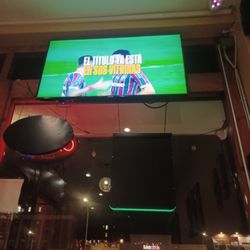 El Pollo Inka Peru - They have a few screens up