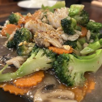 Thai Hot Restaurant - Stir fried chicken in a brown sauce broccoli garlic - Thai Near Me - Indio, California