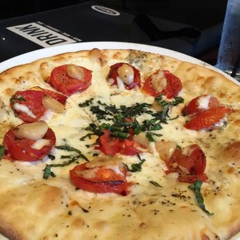 Yard House - Margherita Pizza with huge cloves of garlic, not recommended for a first date! - New American Near Me - Honolulu, Hawaii Yard House - Margherita Pizza with huge cloves of garlic, not recommended for a first date! - New American Near Me - Honolulu, Hawaii