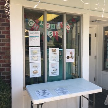 The Cakery - Walk up at front of the store - Desserts Near Me - Saint Louis, Missouri
