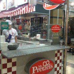 Mr. Pretzels - Pueden encontrarlo en el piso 1