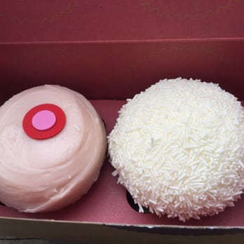 Sprinkles Georgetown - Strawberry and vanilla from sprinkles - Bakeries Near Me - Washington, DC, District of Columbia