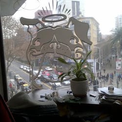 Underdog Tattoo - Ventana del local que da hacia la esquina de Providencia con Ricardo Lyon