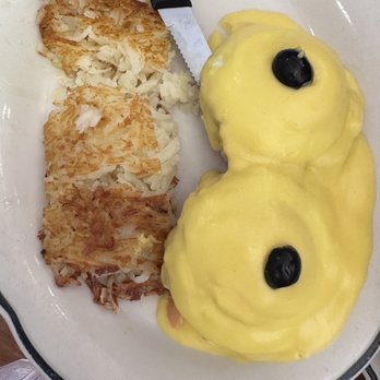Anna Miller's - Salmon Benedict - Bakeries Near Me - Aiea, Hawaii