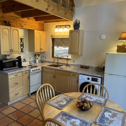 Bear Paw Lodge - Deer Trail Vacation Home kitchen
