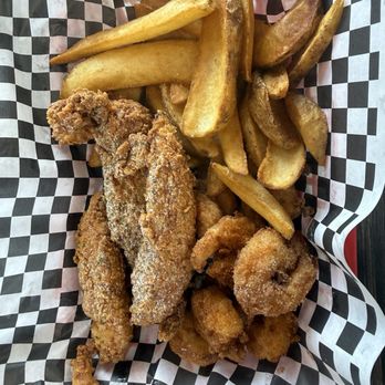 Nad's Chicken & Seafood - Fried chicken and shrimp basket - Chicken Wings Near Me - Tempe, Arizona