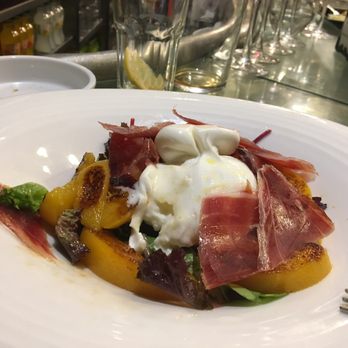 Casa Alberto - Ensalada con durazno, queso, jamón - Spanish Near Me - Madrid, M Casa Alberto - Ensalada con durazno, queso, jamón - Spanish Near Me - Madrid, M