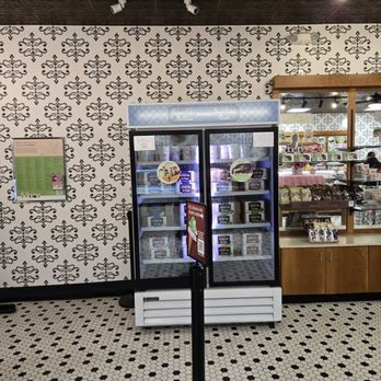 Kilwins Ice Cream - Chocolate - Fudge - Interior - Chocolatiers & Shops Near Me - San Antonio, Texas