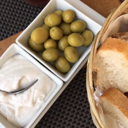 Los Arcos - Brot, Aioli, Oliven