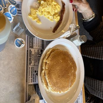 Oak Creek Diner - Pancakes, screamers and well done bacon - American Near Me - Oak Creek, Wisconsin