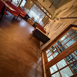 The Picket Fence - Party room to the right was nice and cool open the doors and share the air