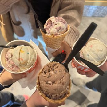 Salt & Straw - cereal month!! cornflake marionberry & pots of gold & rainbows are my absolute favorites - Ice Cream & Frozen Yogurt Near Me - Los Angeles, California Salt & Straw - cereal month!! cornflake marionberry & pots of gold & rainbows are my absolute favorites - Ice Cream & Frozen Yogurt Near Me - Los Angeles, California
