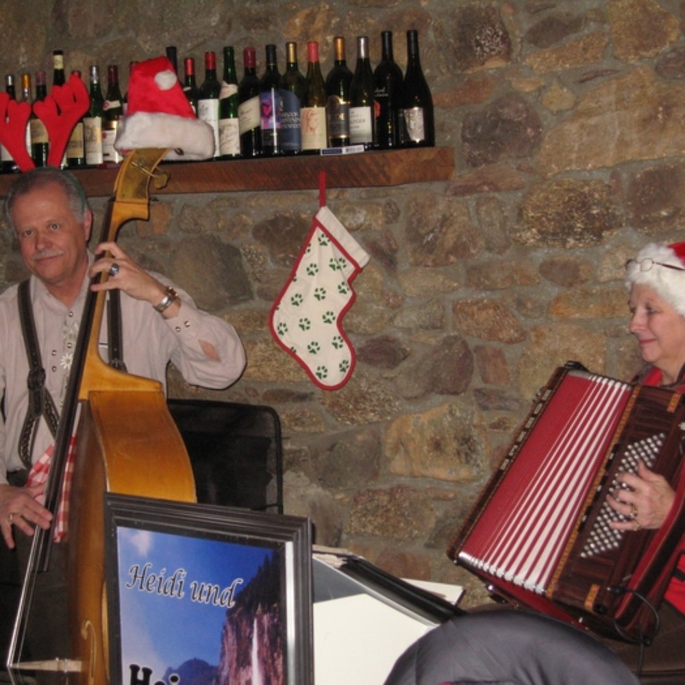 Naked Mountain Winery & Vineyards - Musical entertainment at the winery - Wineries Near Me - Markham, Virginia