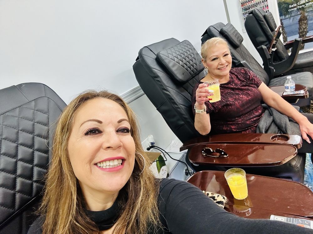 Hi-End Nail Spa 2 Logo