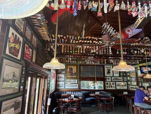 Parkway Tavern by null