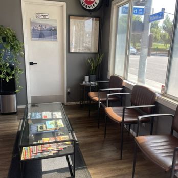 East Long Beach Brake Service - Modern clean waiting area with complimentary coffee and water - Auto Repair Near Me - Long Beach, California East Long Beach Brake Service - Modern clean waiting area with complimentary coffee and water - Auto Repair Near Me - Long Beach, California