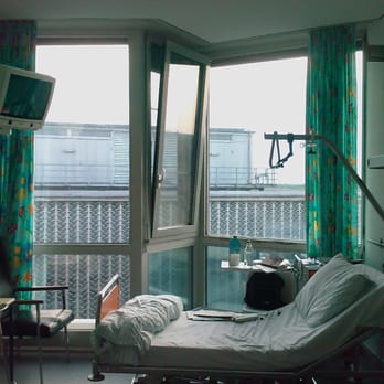 Charité Campus Benjamin Franklin - Ein Krankenzimmer (Zweibettzimmer) in der Interdisziplinären Kinderstation 46A. (Die Station wurde mittlerweile abgewickelt.) - Hospitals Near Me - Berlin, BE
