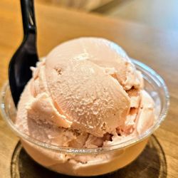 1 scoop of black raspberry frozen custard coming up!
