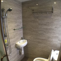 Innsight - Bathroom is nice, but beware of the hot water!