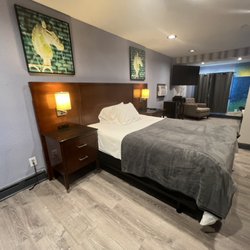 Newbury Street Inn - Queen bed with Jacuzzi