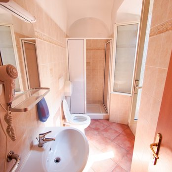 Alessandro Palace & Bar - Bathroom - Hostels Near Me - Rome, RM Alessandro Palace & Bar - Bathroom - Hostels Near Me - Rome, RM
