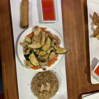 Thai House Restaurant - Chicken with mushrooms - Thai Near Me - Redding, California Thai House Restaurant - Chicken with mushrooms - Thai Near Me - Redding, California