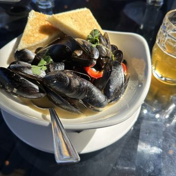 Lighthouse Bistro & Pub - Mussels - Seafood Near Me - Nanaimo, British Columbia
