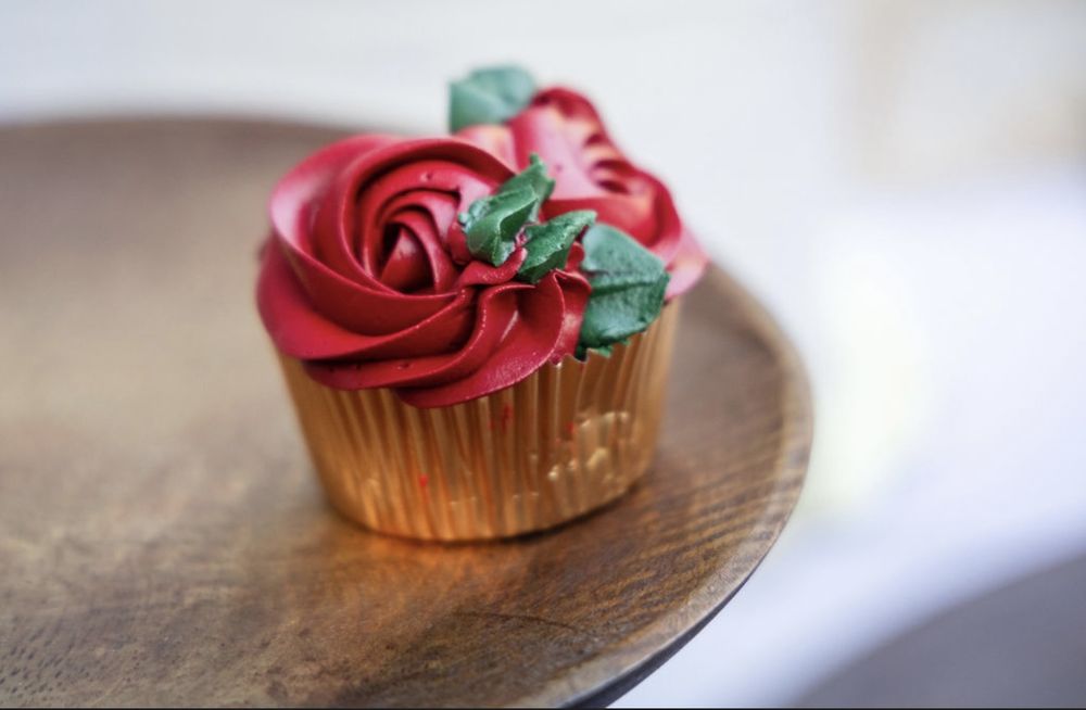 What the Frosting Cupcakes Logo
