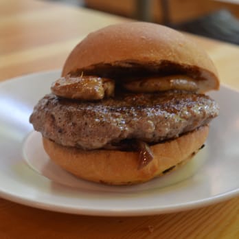 La Caputxeta - La abuelita: hamburguesa a mano con cebolla caramelizada y foie fresco - Sandwiches Near Me - Barcelona, B La Caputxeta - La abuelita: hamburguesa a mano con cebolla caramelizada y foie fresco - Sandwiches Near Me - Barcelona, B