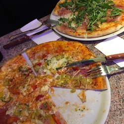 StehPizzeria bei Dino - Pizza Mafioso und Parmaschinken, parmesan mit Rucola