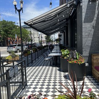 Memoir - Outside seating area - American Near Me - Omaha, Nebraska